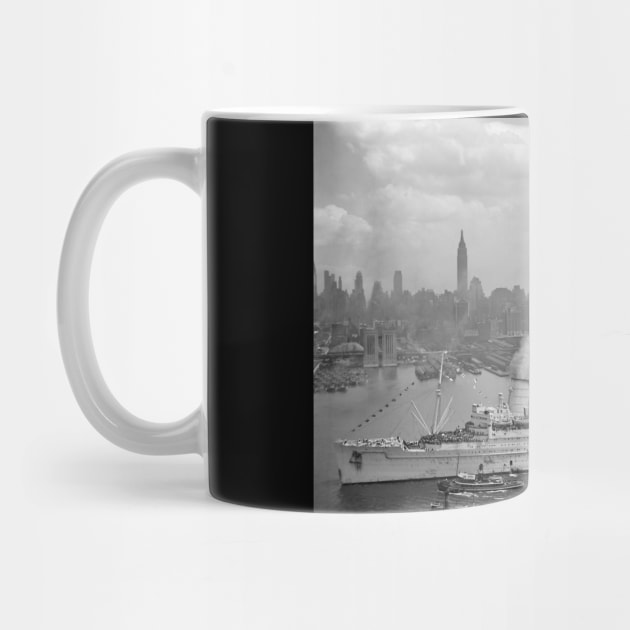 RMS Queen Mary Arriving In New York Harbor by warishellstore